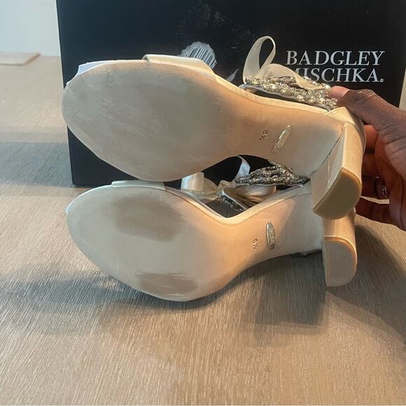 Badgley Mischka Ivory Satin Everafter Wedding Bridal Heel Sandal Size 5.5 - Picture 10 of 13